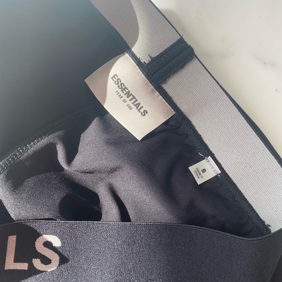 Essentials black leggings - Picture 4 of 4